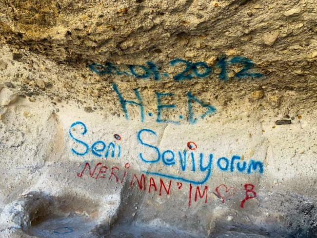 Utanç yazıları siliniyor: Lütfen aşkınızı dağa taşa değil, gönlünüze yazın