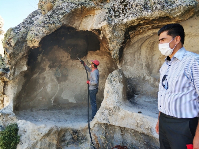 Utanç yazıları siliniyor: Lütfen aşkınızı dağa taşa değil, gönlünüze yazın