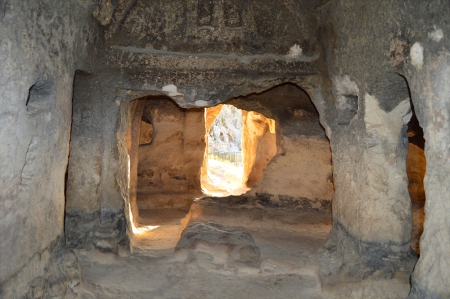 Utanç yazıları siliniyor: Lütfen aşkınızı dağa taşa değil, gönlünüze yazın