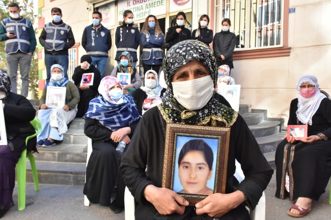 Diyarbakır'daki evlat nöbetine bir aile daha katıldı