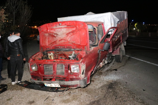 Erzincan'da kamyonet ile otomobil çarpıştı: 7 yaralı