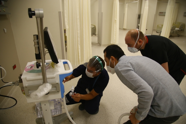 Doktor, yerli solunum cihazının üretimine katkı sağlıyor