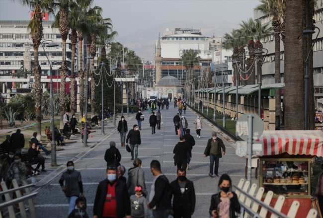 Vakaların arttığı İzmir'in işlek noktalarında yoğunluk
