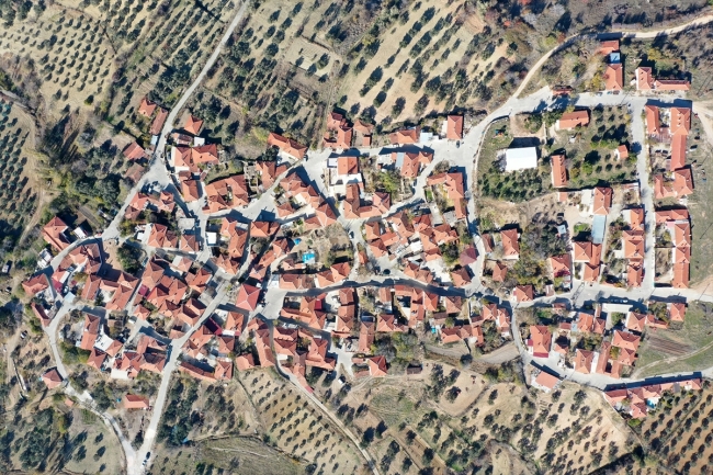 Soma'da maden ocaklarının arasında kalan mahalle taşınıyor