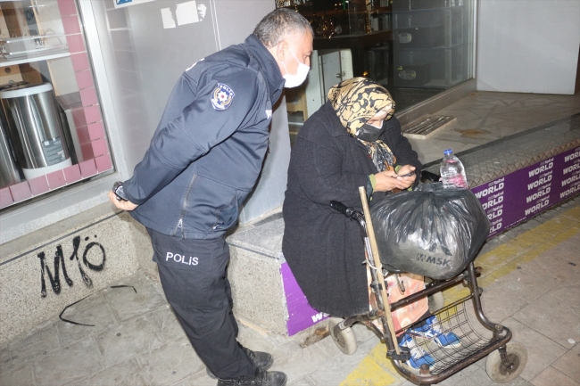 Belediye otobüsüne yetişemeyen kadına polis sahip çıktı