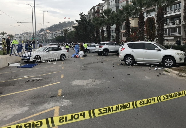 İzmir'de yoldan çıkan otomobil yayalara çarptı: 1 ölü, 1 yaralı