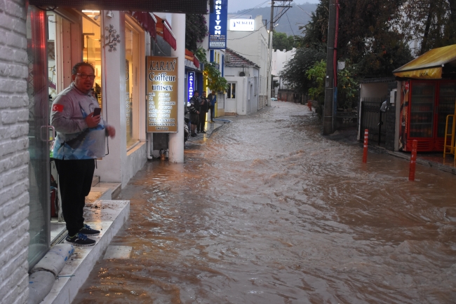 Bodrum'da sağanak hayatı olumsuz etkiledi