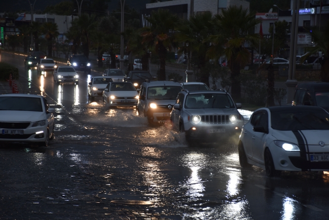 Bodrum'da sağanak hayatı olumsuz etkiledi