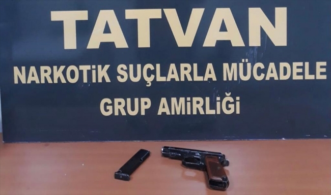 Bitlis'te üzerinden ruhsatsız silah çıkan şüpheli gözaltına alındı