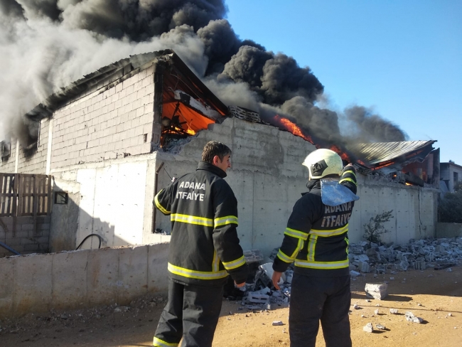 Adana'daki fidede üretim tesisinde çıkan yangın söndürüldü