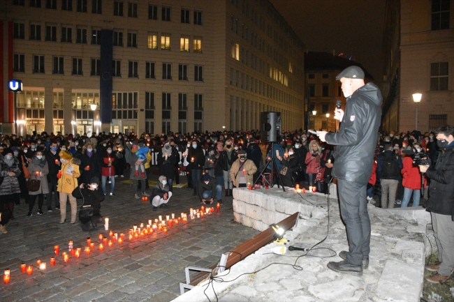 Avusturya'da göstericiler Yunanistan'daki sığınmacılar için meydanlara indi