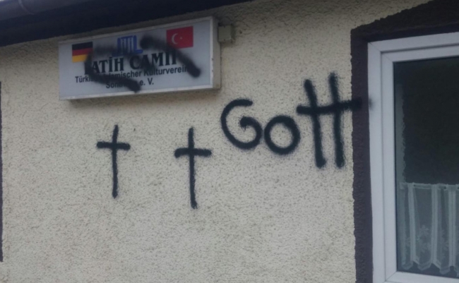 Almanya'da cami duvarına haç çizildi