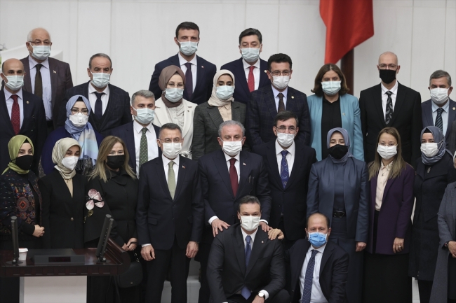 Görüşmelerin sona ermesinin ardından TBMM Başkanı Mustafa Şentop, Cumhurbaşkanı Yardımcısı Fuat Oktay ve milletvekilleri birlikte fotoğraf çektirdi.