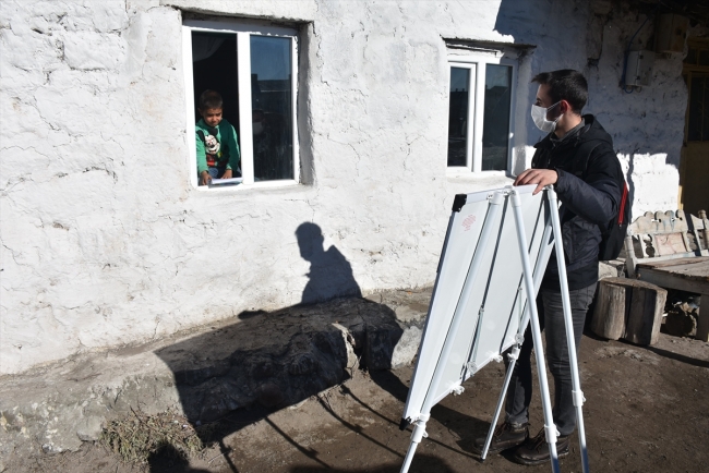 Sırtladığı tahtasıyla ev ev gezerek öğrencilere ders anlatıyor