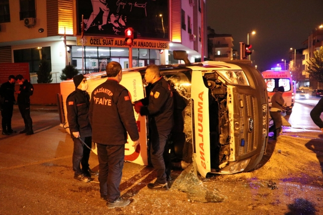 Gaziantep'te ambulans ile hafif ticari araç çarpıştı: 4 yaralı