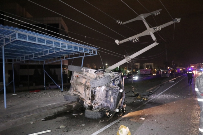 Alkollü sürücü elektrik direğine çarptı, 10 mahallenin elektriği kesildi