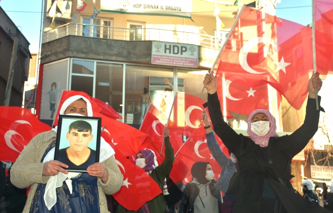 Terör mağduru aileler HDP önünde eylem yaptı