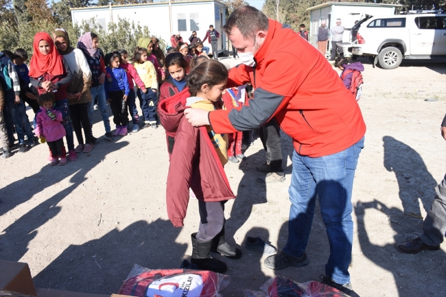 Kızılay'dan Tel Abyadlı miniklere mont, bot ve kırtasiye malzemesi yardımı