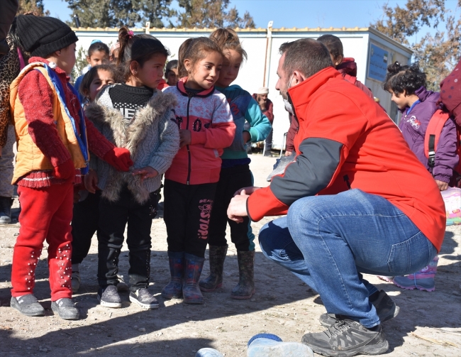 Kızılay'dan Tel Abyadlı miniklere mont, bot ve kırtasiye malzemesi yardımı