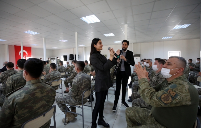 Sanatçılardan sınırdaki Mehmetçiğe moral konseri