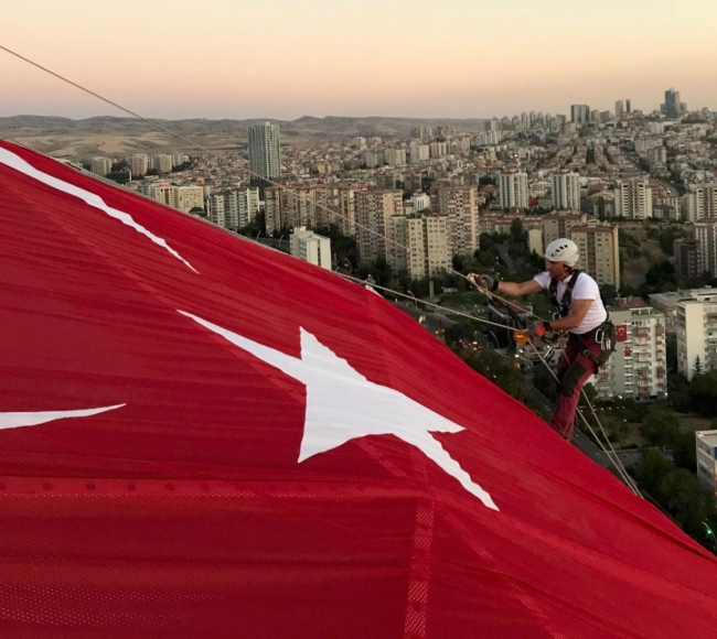 Atakule'de dev Türk bayrağı dalgalandırıldı
