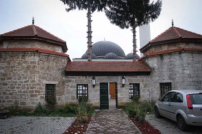 Bosna Hersek'teki mütevazı kütüphane Osmanlı döneminden kalma el yazmalarını yıllardır koruyor