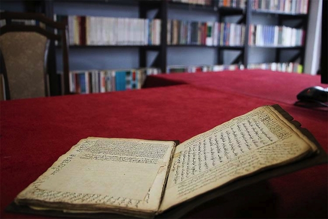 Bosna Hersek'teki mütevazı kütüphane Osmanlı döneminden kalma el yazmalarını yıllardır koruyor