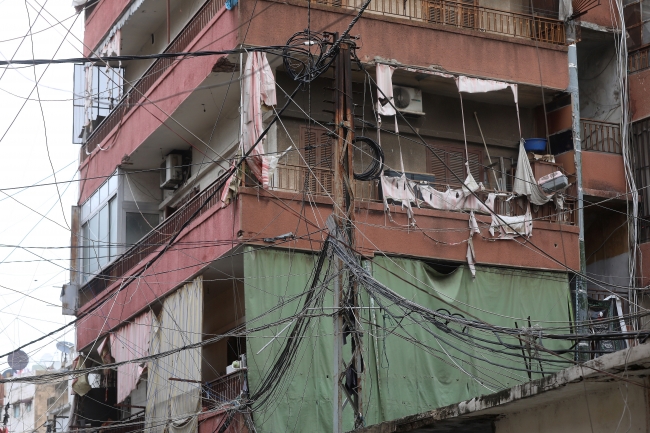 Özel elektrik dağıtım şirketlerinden hizmet alan vatandaşlar elektriği evlerine dışarıdan kablolarla sağlıyorlar. Fotoğraf: Reuters
