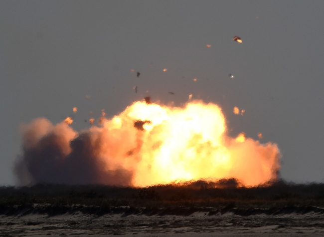 SpaceX’in aracı Starship, inişten sonra patladı