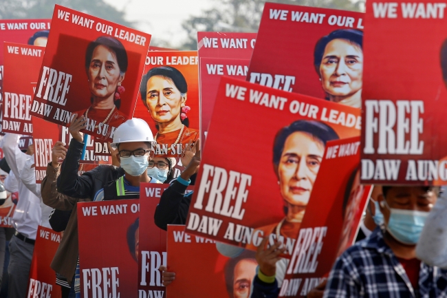 Myanmar'da darbe karşıtları, Aung San Suu Kyi'ye destek eyleminde | Fotoğraf: Reuters