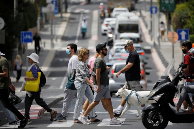 İsrail'de maskeler çıktı, hayat normale dönüyor