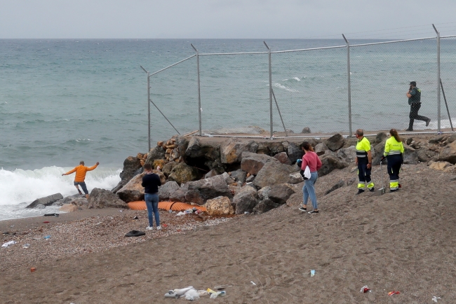 Kimi göçmenler yüzerek kimileri ise yürüyerek Fas'tan Ceuta'ya ulaştı. Fotoğraf: Reuters