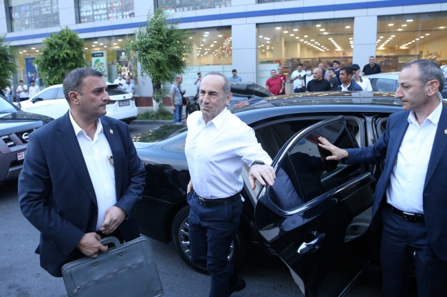 ''Ermenistan'' bloğunun lideri Robert Koçaryan, seçim çalışmalarında. Fotoğraf: Reuters