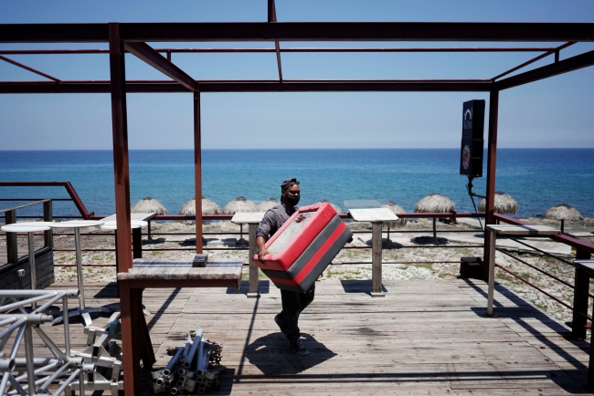Bir restoran çalışanı, fırtına öncesi tedbir alıyor. Havana, Küba. | Fotoğraf: Reuters