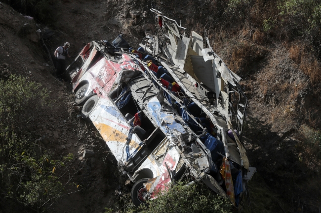 Peru'da otobüs uçuruma yuvarlandı: 29 ölü