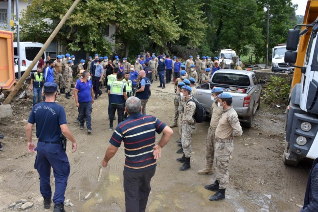 Sel felaketinde can kaybı 64'e yükseldi