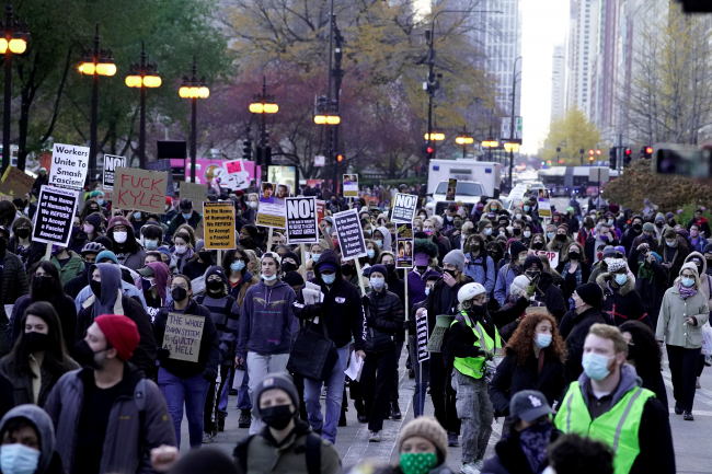 Rittenhouse'un beraatine karşı Chicago'daki protesto gösterisi. | Fotoğraf: Reuters