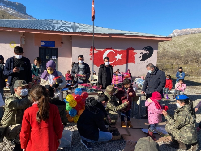 Mehmetçik'ten çocuklara kışlık kıyafet ve oyuncak yardımı