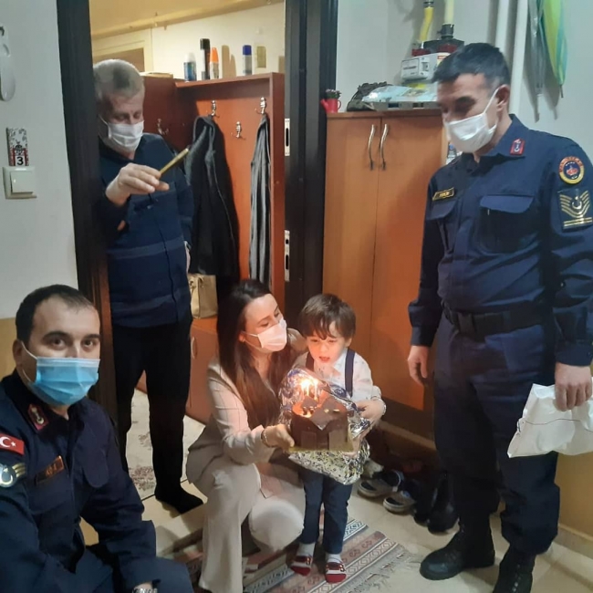 Jandarmadan görevdeki askerin çocuğuna doğum günü sürprizi