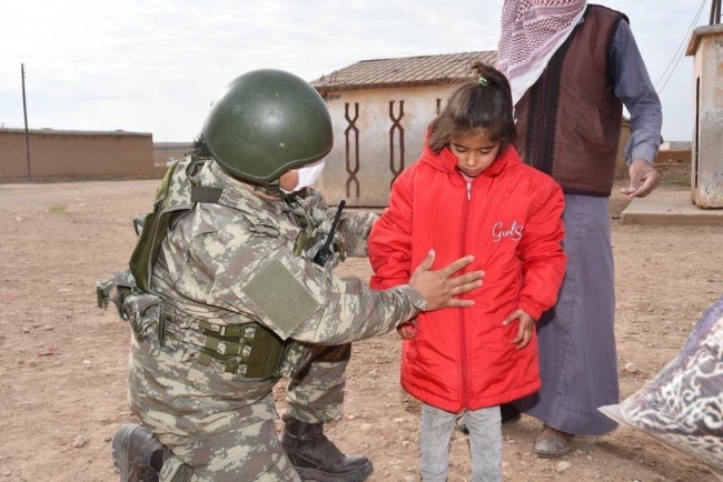 Mehmetçik'ten çocuklara gıda ve kıyafet yardımı