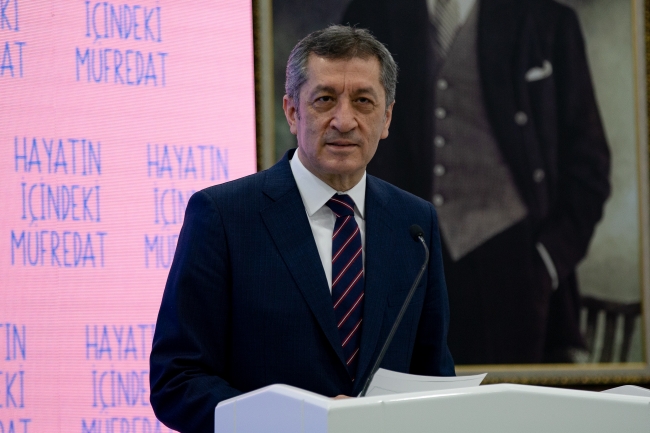 Bakan Selçuk "Hayatın İçindeki Müfredat El Kitabı" isimli kitabını tanıttı