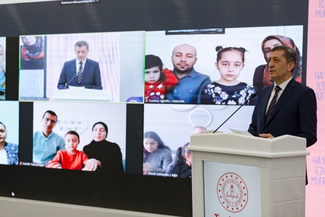 Bakan Selçuk "Hayatın İçindeki Müfredat El Kitabı" isimli kitabını tanıttı