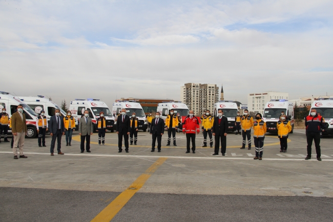 Kayseri'de 13 ambulans, ay ve yıldız koreografisiyle hizmete alındı