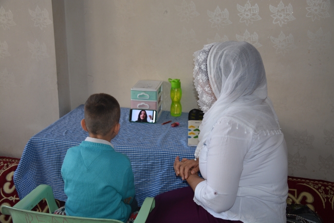 Oğluyla birlikte EBA üzerinden okuma yazma öğrendi