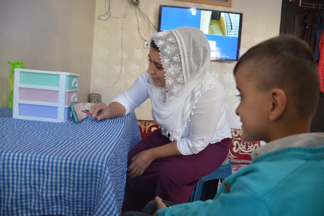 Oğluyla birlikte EBA üzerinden okuma yazma öğrendi