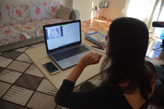 Oğluyla birlikte EBA üzerinden okuma yazma öğrendi