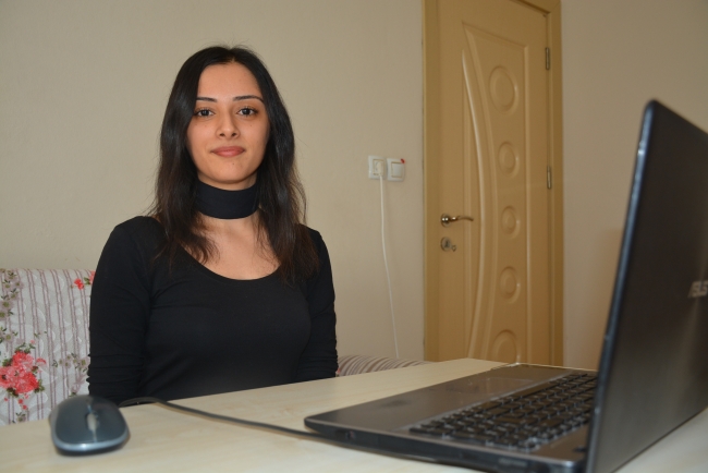 Oğluyla birlikte EBA üzerinden okuma yazma öğrendi