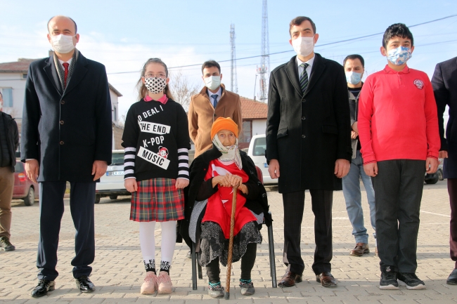 Bakan Selçuk'un "İstiklal Marşı" çağrısına 96'lık nineden destek
