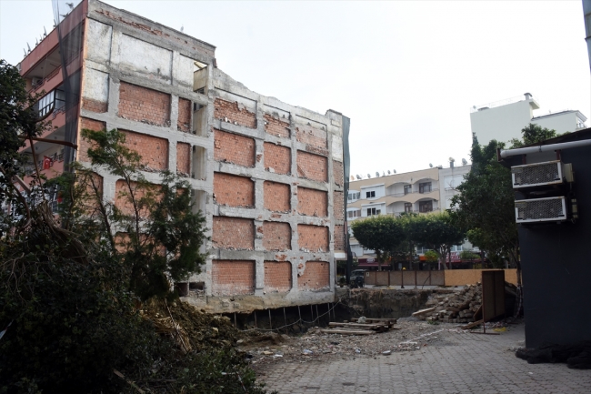 Alanya'da 5 katlı bina yıkılma riski nedeniyle boşaltıldı