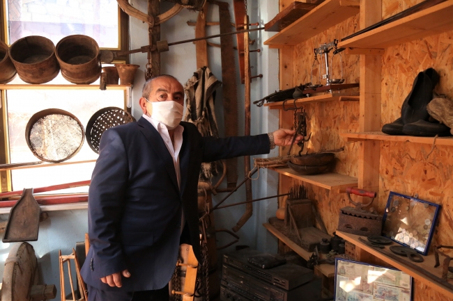 Köyünde kurduğu müzede 200'e yakın eski eşyayı sergiliyor